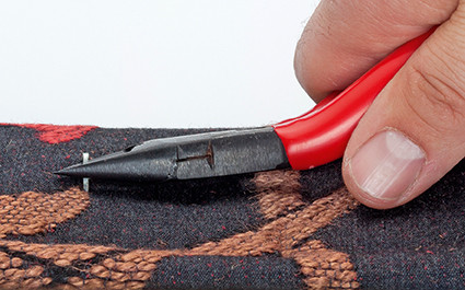 Handy staple and tack remover