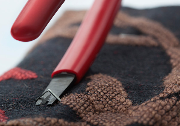 Handy staple and tack remover